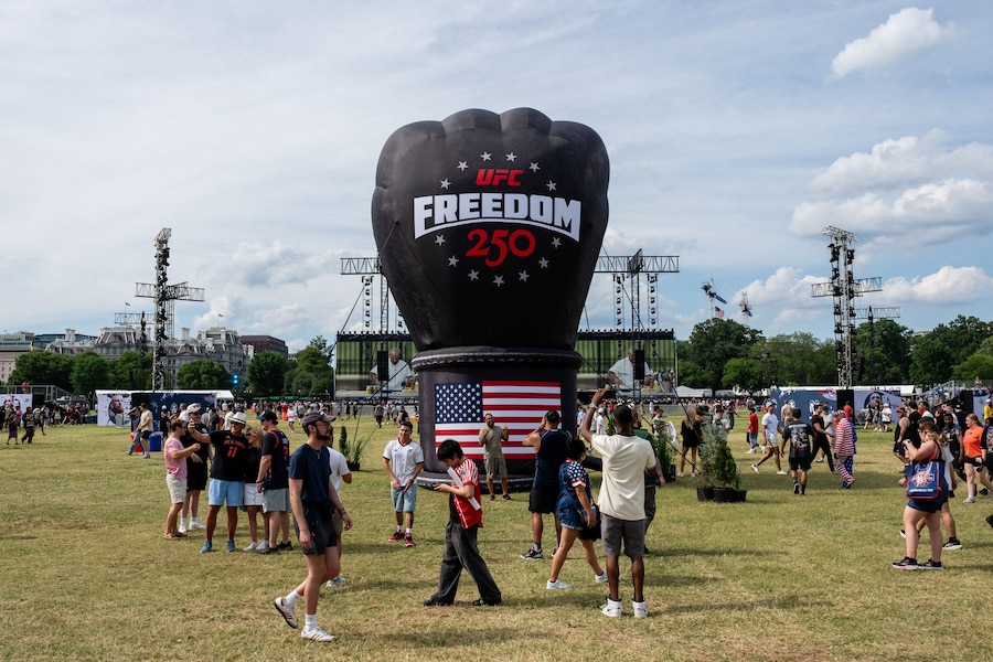 I partecipanti visitano l'UFC Freedom 250 Fan Fest all'Ellipse di Washington, D.C., Stati Uniti, il 13 giugno 2026. REUTERS/Eric Lee (REUTERS)