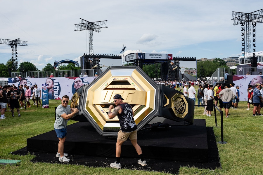 I partecipanti posano per una foto davanti a una statua durante l'UFC Freedom 250 Fan Fest all'Ellipse di Washington, D.C., Stati Uniti, il 13 giugno 2026. REUTERS/Eric Lee (REUTERS)