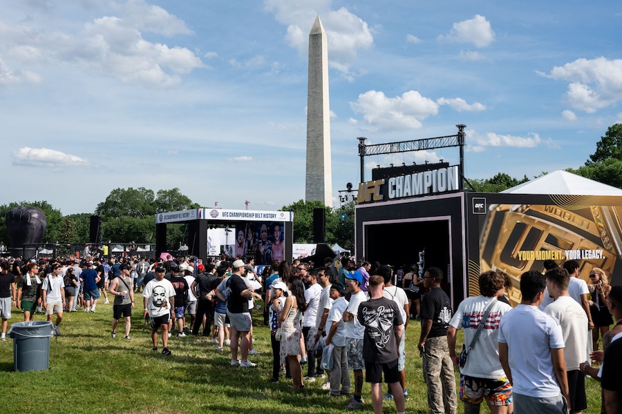 I partecipanti visitano il Fan Fest dell'UFC Freedom 250 all'Ellipse di Washington, D.C., Stati Uniti, il 13 giugno 2026. REUTERS/Eric Lee (REUTERS)
