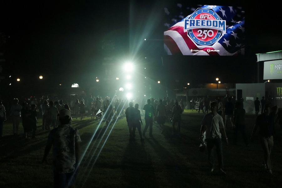 I partecipanti lasciano il Fan Fest dopo la cerimonia di pesatura dei combattenti che prenderanno parte all'UFC Freedom 250, presso l'Ellisse vicino alla Casa Bianca, a Washington, D.C., Stati Uniti, il 13 giugno 2026. REUTERS/Nathan Howard (REUTERS)