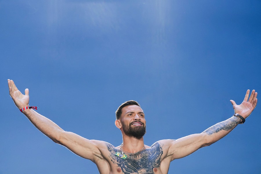 Mauricio Ruffy fa un gesto durante la pesatura ufficiale dei combattenti che partecipano all'evento UFC Freedom 250, all'Ellisse vicino alla Casa Bianca, a Washington, D.C., Stati Uniti, il 13 giugno 2026. REUTERS/Nathan Howard (REUTERS)