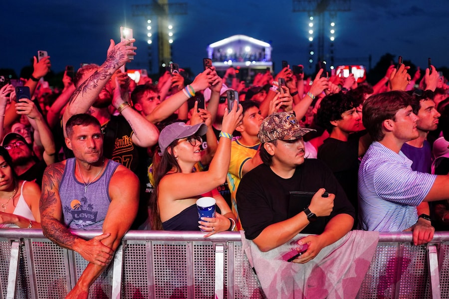 I partecipanti si radunano al Fan Fest in occasione della pesatura ufficiale dei combattenti che prenderanno parte all'evento UFC Freedom 250, presso l'Ellisse vicino alla Casa Bianca, a Washington, D.C., Stati Uniti, il 13 giugno 2026. REUTERS/Nathan Howard (REUTERS)