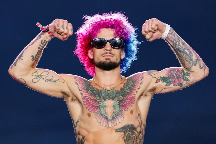 Sean O'Malley fa un gesto durante la pesatura ufficiale dei combattenti che partecipano all'evento UFC Freedom 250, all'Ellisse vicino alla Casa Bianca, a Washington, D.C., Stati Uniti, il 13 giugno 2026. REUTERS/Nathan Howard (REUTERS)