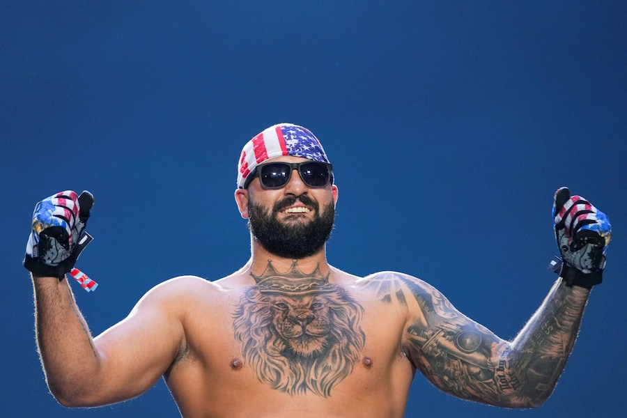 Josh Hokit fa un gesto durante la cerimonia di pesatura dei combattenti partecipanti all'evento UFC Freedom 250, all'Ellisse vicino alla Casa Bianca, a Washington, D.C., Stati Uniti, il 13 giugno 2026. REUTERS/Nathan Howard (REUTERS)