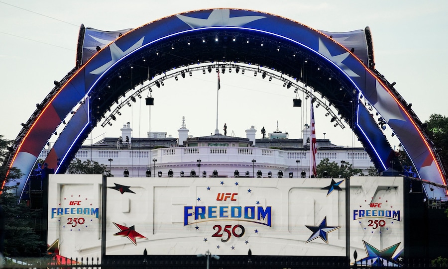 Agenti di sicurezza in posizione di guardia sul tetto della Casa Bianca in vista della cerimonia di pesatura dei combattenti partecipanti all'evento UFC Freedom 250, presso l'Ellisse vicino alla Casa Bianca, a Washington, D.C., Stati Uniti, il 13 giugno 2026. REUTERS/Nathan Howard (REUTERS)