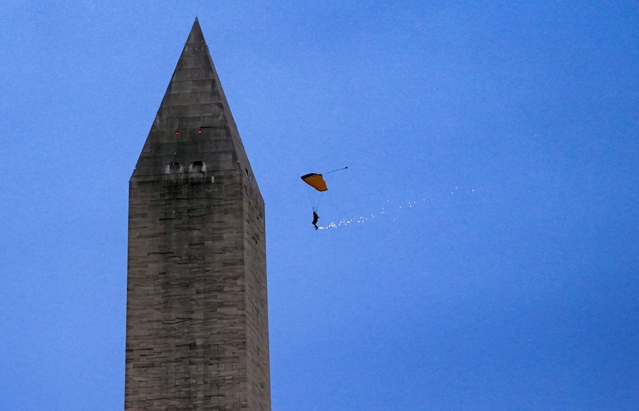 Un membro della squadra di paracadutisti dell'Esercito degli Stati Uniti vola accanto al Monumento a Washington mentre arriva in vista della pesatura cerimoniale dei combattenti che partecipano all'UFC Freedom 250, presso l'Ellisse vicino alla Casa Bianca, a Washington, D.C., Stati Uniti, il 13 giugno 2026. REUTERS/Nathan Howard (REUTERS)