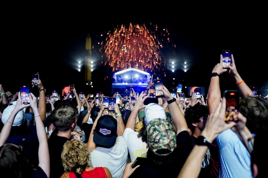 Il pubblico assiste ai fuochi d'artificio durante il Fan Fest organizzato in occasione della pesatura ufficiale dei combattenti che parteciperanno all'UFC Freedom 250, presso l'Ellisse vicino alla Casa Bianca, a Washington, D.C., Stati Uniti, il 13 giugno 2026. REUTERS/Nathan Howard (REUTERS)