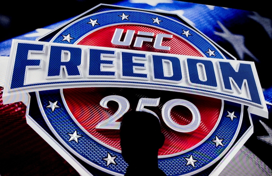 Un partecipante in posa davanti al cartello di UFC Freedom 250 durante la cerimonia di pesatura dei combattenti che partecipano all'evento, all'Ellisse vicino alla Casa Bianca, a Washington, D.C., Stati Uniti, il 13 giugno 2026. REUTERS/Nathan Howard (REUTERS)
