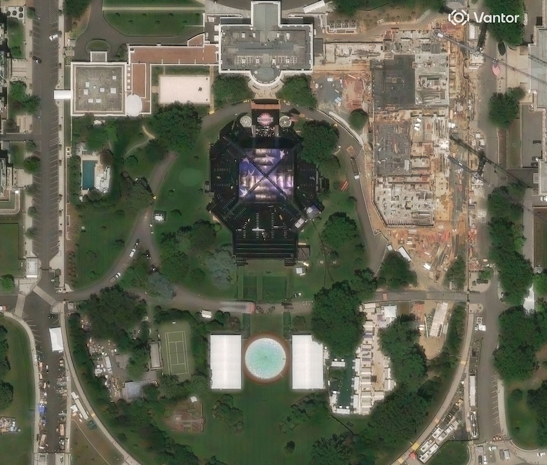 Un'immagine satellitare mostra l'allestimento finale per l'evento UFC Freedom 250 sul prato sud della Casa Bianca, a Washington, D.C., Stati Uniti, il 13 giugno 2026. Vantor/Handout via REUTERS (via REUTERS)