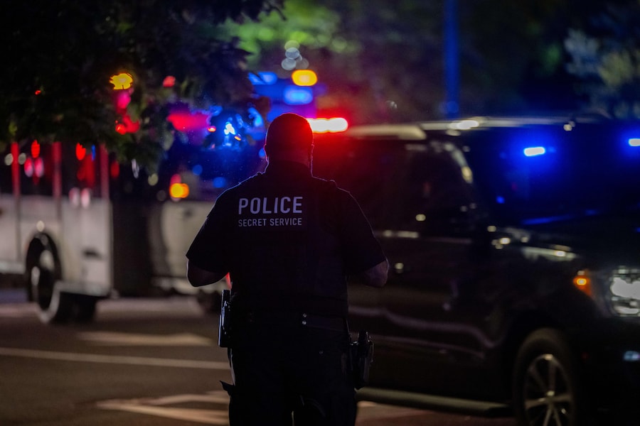 Un agente dei servizi segreti è di guardia lungo il percorso del corteo presidenziale mentre il presidente degli Stati Uniti Donald Trump fa ritorno alla Casa Bianca a Washington, D.C., USA, il 13 giugno 2026, poche ore prima del suo ottantesimo compleanno. EPA/Matt Kaminsky (EPA)