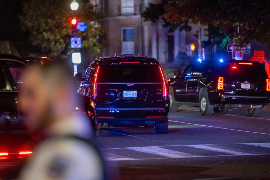 Una moto apre il corteo del presidente degli Stati Uniti Donald Trump al suo arrivo alla Casa Bianca a Washington, D.C., USA, il 13 giugno 2026, poche ore prima del suo ottantesimo compleanno. EPA/Matt Kaminsky (EPA)