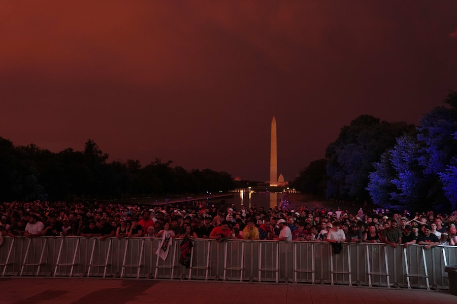 Una folla si raduna per una conferenza stampa dell'UFC al Lincoln Memorial in vista dell'incontro di domenica sul Prato Sud della Casa Bianca, venerdì 12 giugno 2026, a Washington. (AP Photo/Allison Robbert) (APN)