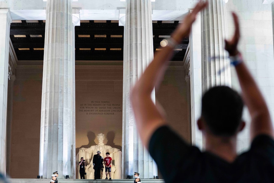 Un membro del pubblico esulta mentre il lottatore dei pesi massimi dell'UFC Josh Hokit fa il suo ingresso alla conferenza stampa dell'UFC al Lincoln Memorial, in vista dell'incontro di domenica sul prato sud della Casa Bianca, venerdì 12 giugno 2026, a Washington. (AP Photo/Allison Robbert) (APN)