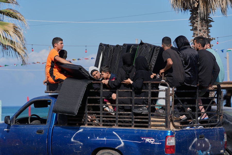 Una famiglia sfollata con i propri effetti personali viaggia su un pick-up mentre fa ritorno al proprio villaggio dopo l’annuncio di un primo accordo di cessate il fuoco tra Stati Uniti e Iran, nella città portuale meridionale di Sidone, in Libano (APN)