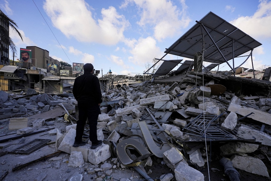 Un uomo ispeziona i danni in seguito agli attacchi israeliani a Nabatieh, in Libano (REUTERS)
