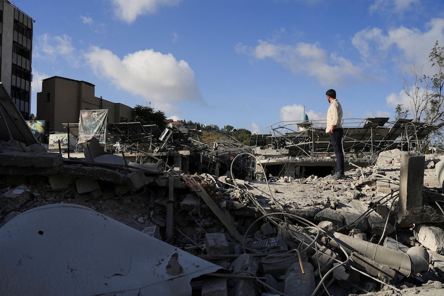 Un uomo si trova tra le macerie e i detriti dopo gli attacchi israeliani a Nabatieh, in Libano (REUTERS)