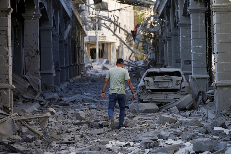 Un uomo cammina tra le macerie dopo gli attacchi israeliani a Nabatieh, in Libano (REUTERS)