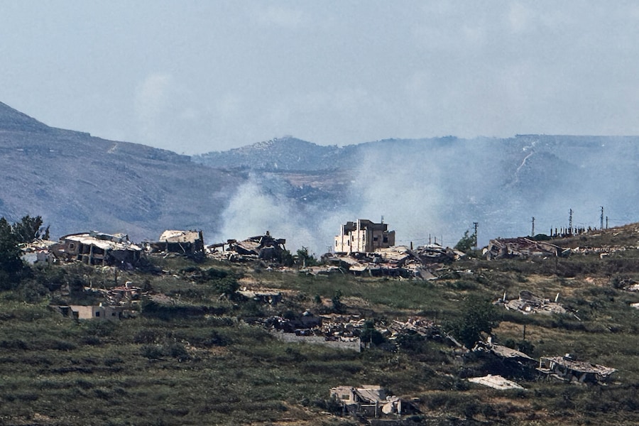 Fumo si leva vicino alle strutture distrutte nel Libano meridionale, visto dal lato israeliano del confine tra Israele e Libano, nel nord di Israele (REUTERS)