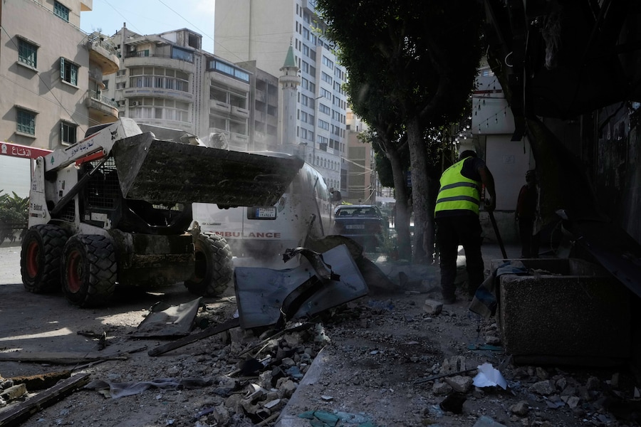 Operai rimuovono le macerie vicino a un condominio danneggiato da un attacco aereo israeliano a Dahiyeh, nella periferia meridionale di Beirut, in Libano (APN)