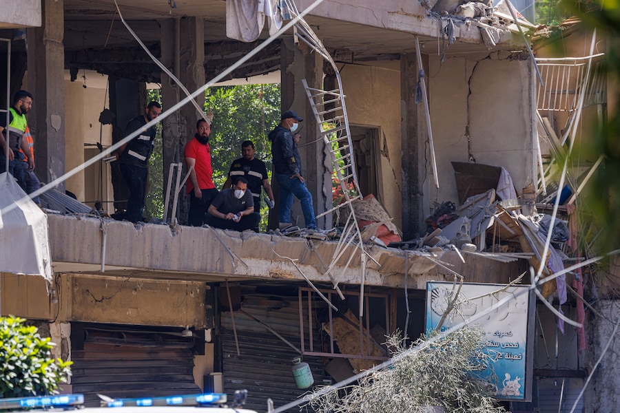 Agenti di polizia e personale di emergenza lavorano sul luogo di un attacco israeliano nella periferia meridionale di Beirut, in Libano (REUTERS)