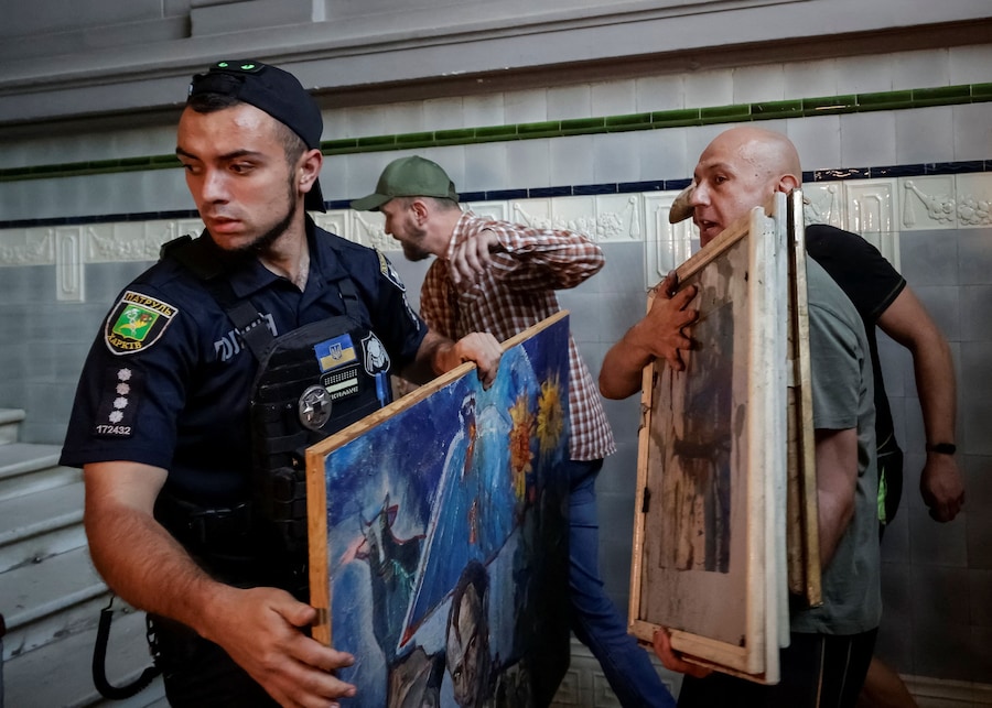 Un agente di polizia e alcuni dipendenti salvano dei dipinti dal Museo d’Arte di Kharkiv, colpito da un attacco di un drone russo a Kharkiv, Ucraina (REUTERS)
