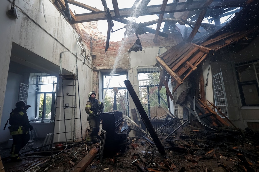 Vigili del fuoco al lavoro nel Museo d’Arte di Kharkiv, colpito da un attacco di un drone russo a Kharkiv, Ucraina (REUTERS)