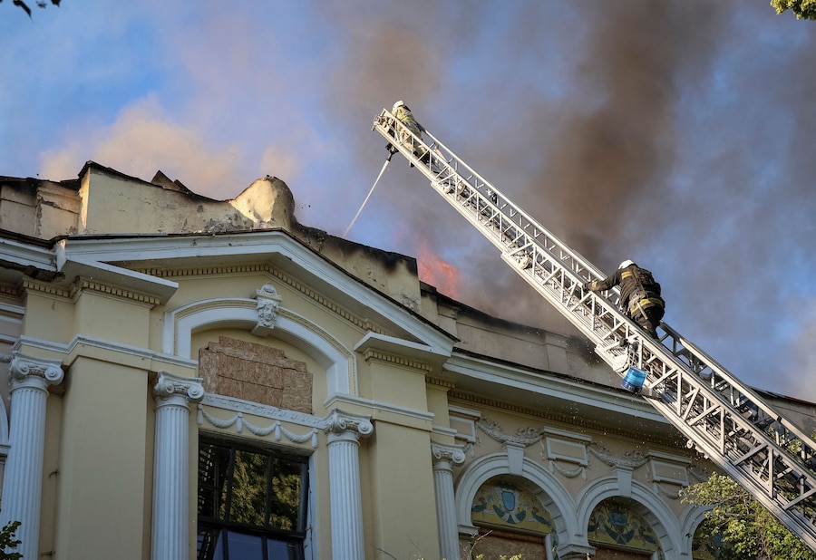 Vigili del fuoco lavorano sul sito del Museo d’Arte di Kharkiv, colpito da un attacco di un drone russo a Kharkiv, Ucraina (REUTERS)