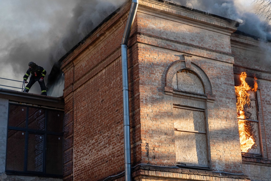 Un soccorritore spegne un incendio sul tetto di un museo d’arte danneggiato da un attacco russo a Kharkiv, in Ucraina (APN)