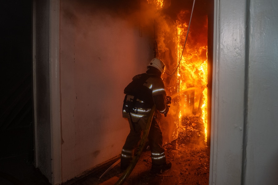 Un soccorritore spegne un incendio in un museo d’arte danneggiato da un attacco russo a Kharkiv, in Ucraina (APN)