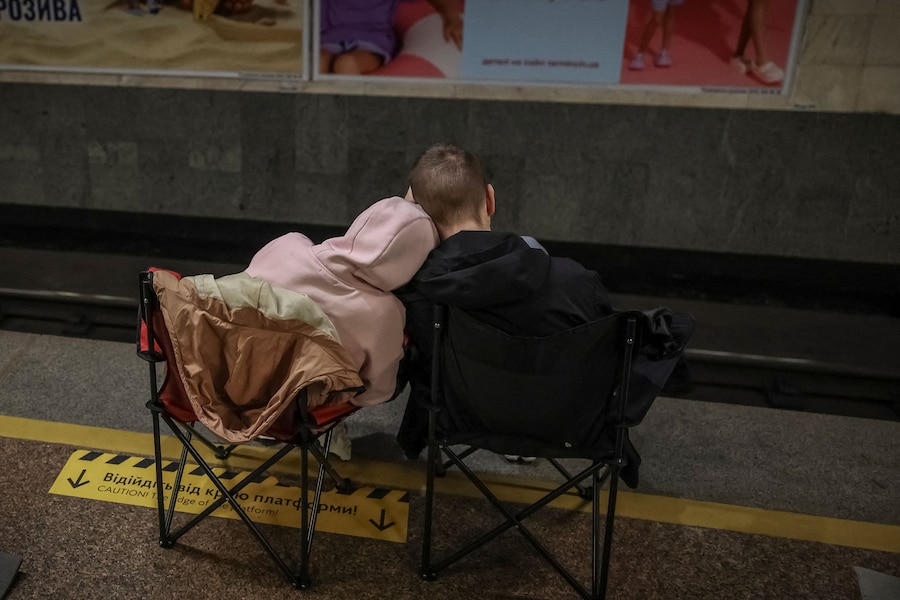 Residenti si rifugiano all’interno di una stazione della metropolitana durante un attacco missilistico e con droni russi a Kiev, Ucraina (REUTERS)