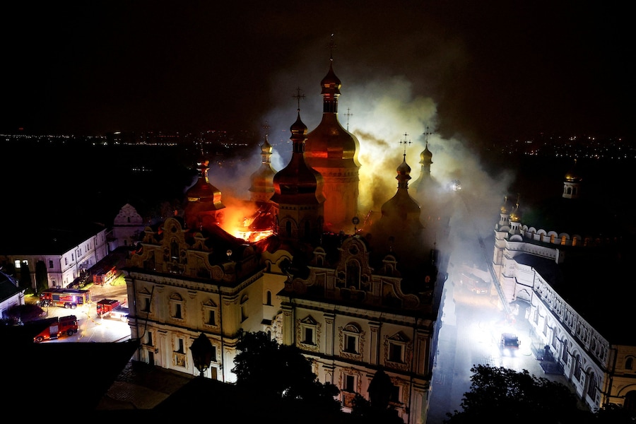 La Cattedrale dell’Assunzione del Monastero delle Grotte di Kiev brucia dopo essere stata colpita da missili e droni russi a Kiev, Ucraina (REUTERS)