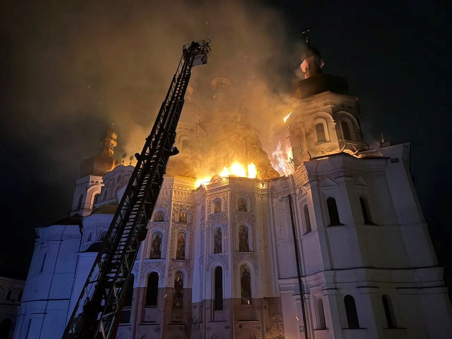 I vigili del fuoco lavorano presso la Cattedrale della Dormizione del monastero di Pechersk Lavra di Kiev, in fiamme dopo essere stata colpita da missili e droni russi a Kiev, Ucraina (via REUTERS)