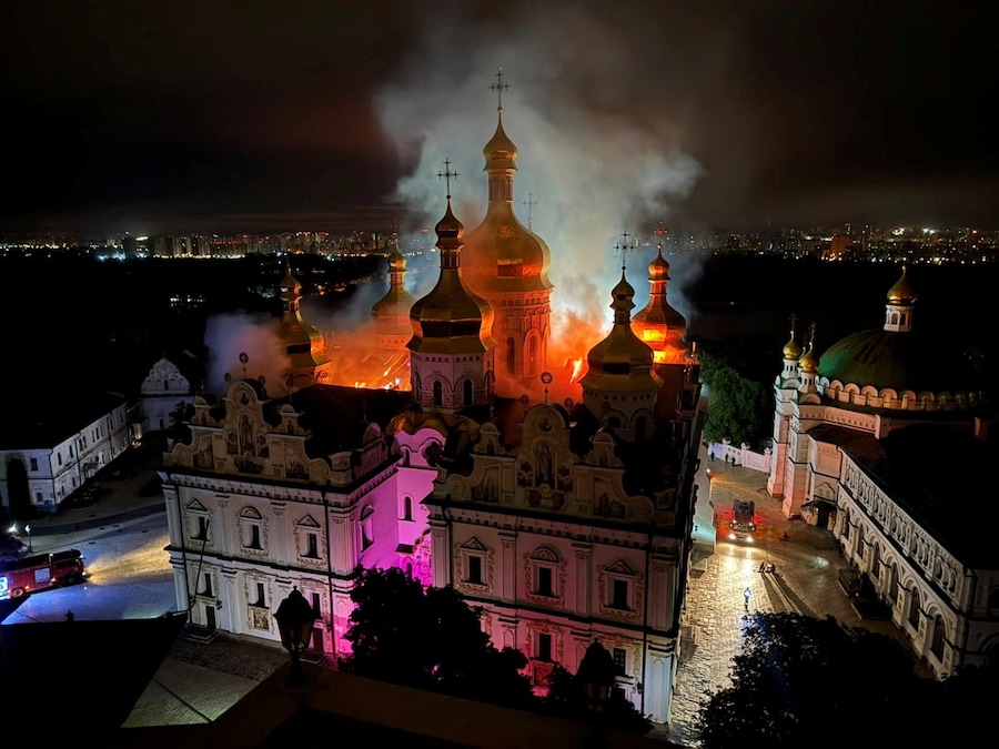 I vigili del fuoco lavorano presso la Cattedrale della Dormizione del monastero di Pechersk Lavra di Kiev, in fiamme dopo essere stata colpita da missili e droni russi, a Kiev, Ucraina (via REUTERS)