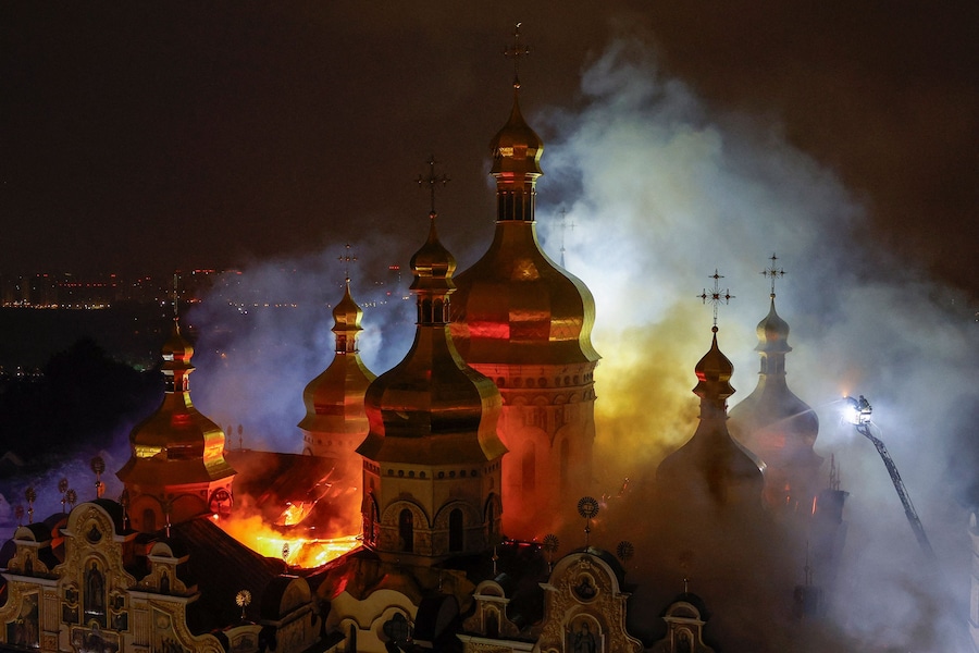 I vigili del fuoco lavorano presso la Cattedrale della Dormizione del monastero di Pechersk Lavra di Kiev, in fiamme dopo essere stata colpita da missili e droni russi, a Kiev, Ucraina (REUTERS)