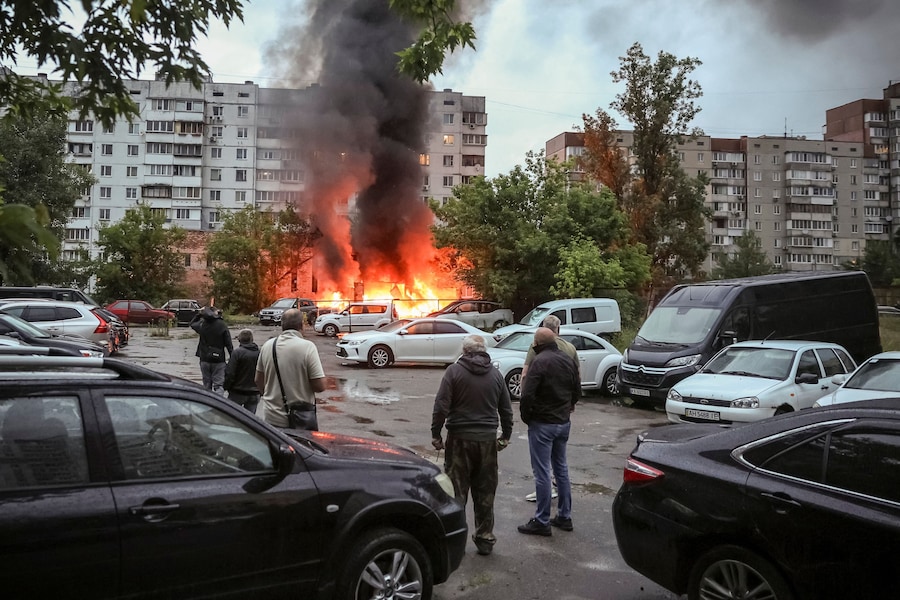 Residenti osservano il sito di un attacco missilistico e di droni russi a Kiev, Ucraina (REUTERS)