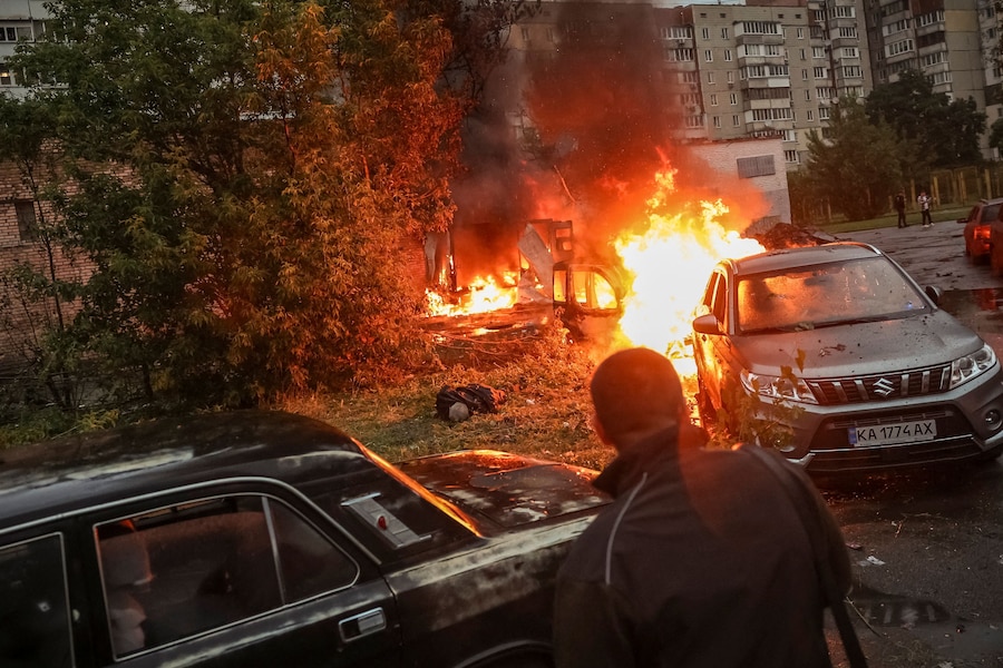 Un residente osserva il luogo di un attacco missilistico e di droni russi a Kiev (REUTERS)