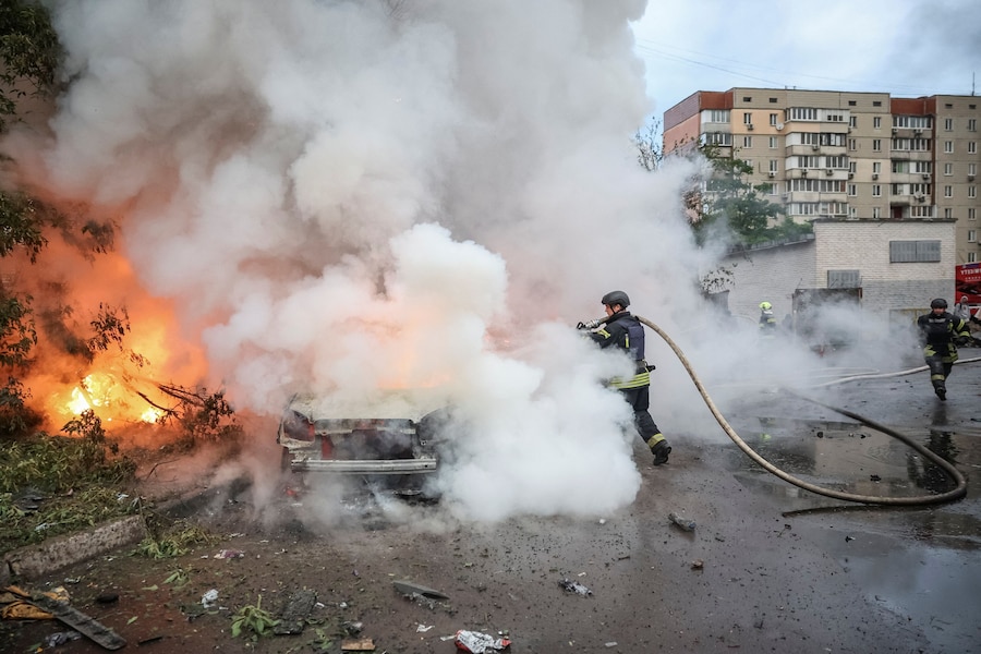 Vigili del fuoco al lavoro sul luogo di un attacco missilistico e con droni russi a Kiev, Ucrain (REUTERS)