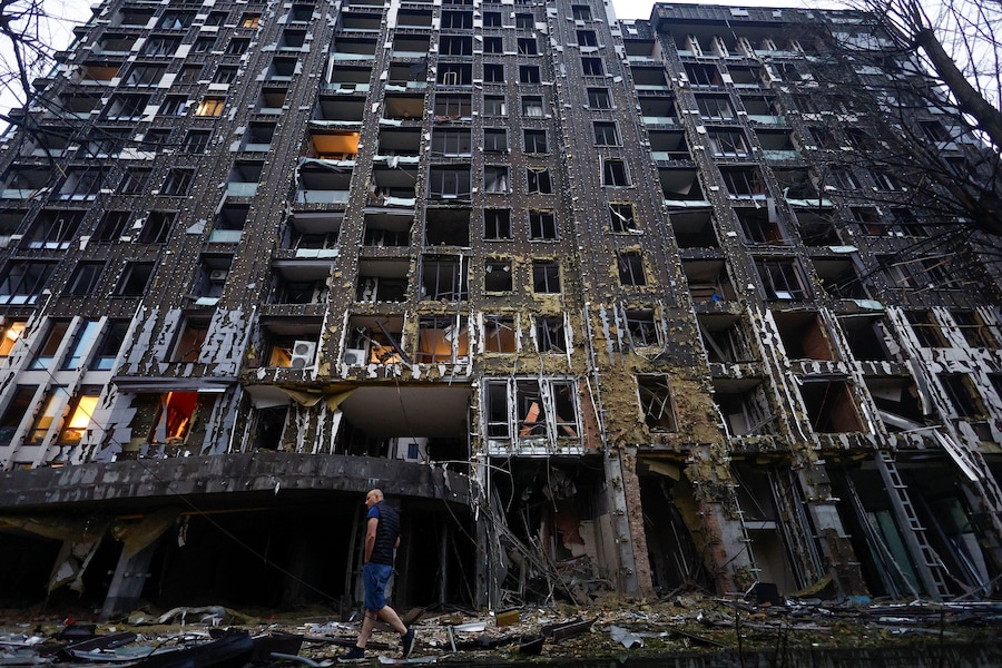 Un residente cammina davanti a un condominio colpito da attacchi missilistici e di droni russi a Kiev, Ucraina (REUTERS)