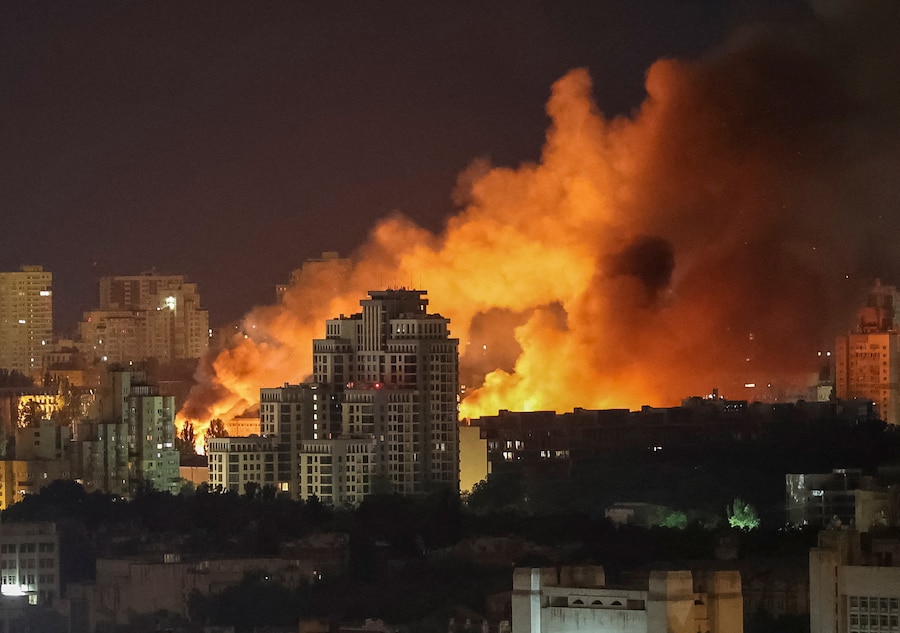 Fumo e fiamme si alzano in città durante un attacco missilistico e con droni russi a Kiev, Ucraina (REUTERS)