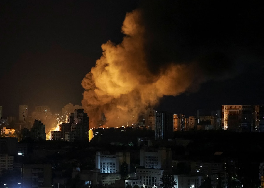 Un’esplosione illumina il cielo sopra la città durante un attacco missilistico e con droni russi a Kiev, Ucraina (REUTERS)