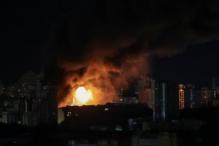 Un’esplosione in città durante un attacco missilistico e con droni russi a Kiev (REUTERS)