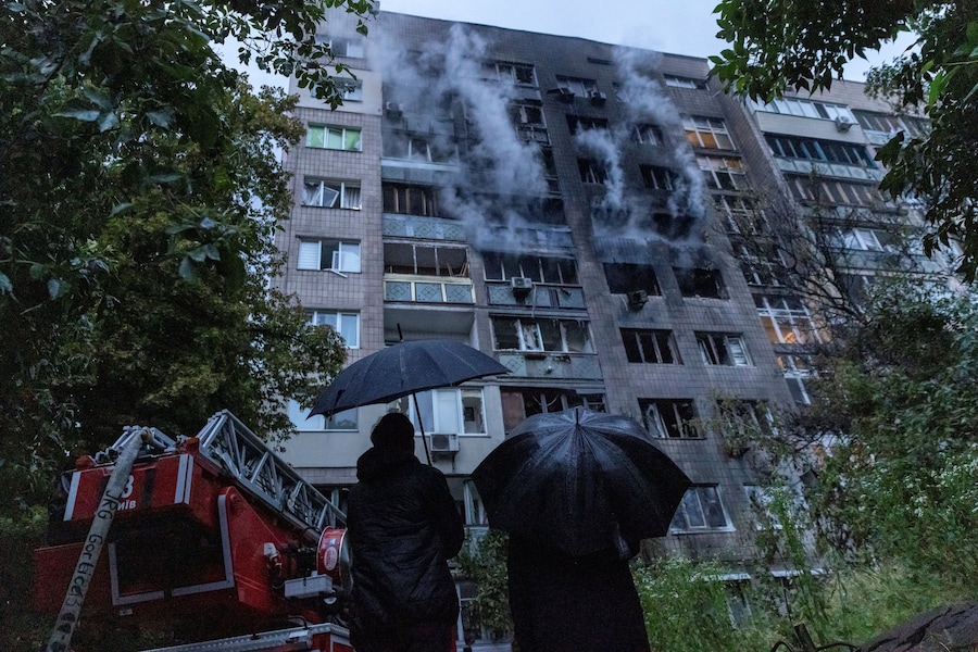 Il fumo si alza da un condominio colpito da attacchi missilistici e di droni russi a Kiev, Ucraina (REUTERS)