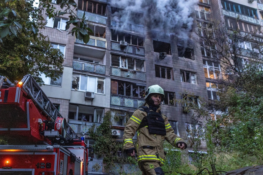 Un vigile del fuoco lavora sul luogo di un condominio colpito da attacchi missilistici e con droni russi a Kiev, Ucraina (REUTERS)