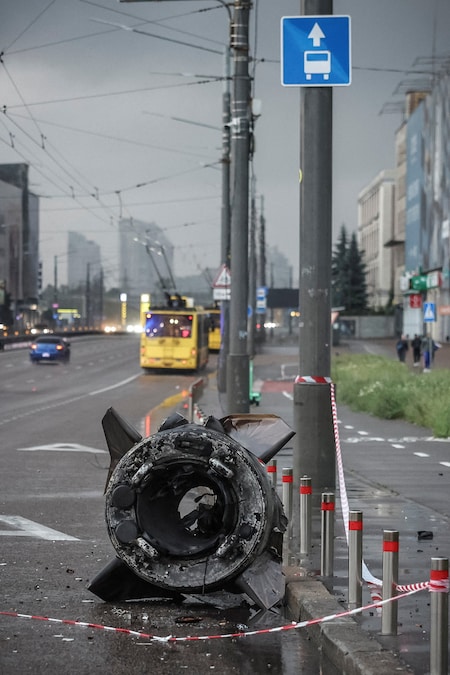 Un frammento di un missile ipersonico russo Zircon giace su una strada dopo gli attacchi missilistici e con droni russi a Kiev, Ucrain (REUTERS)
