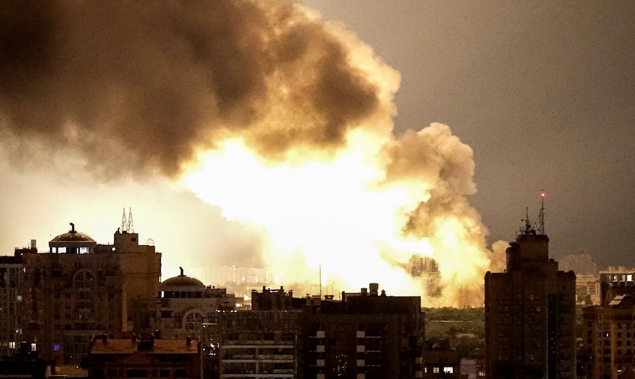Un’esplosione illumina il cielo sopra la città durante un attacco missilistico e con droni russi a Kiev, Ucraina (REUTERS)