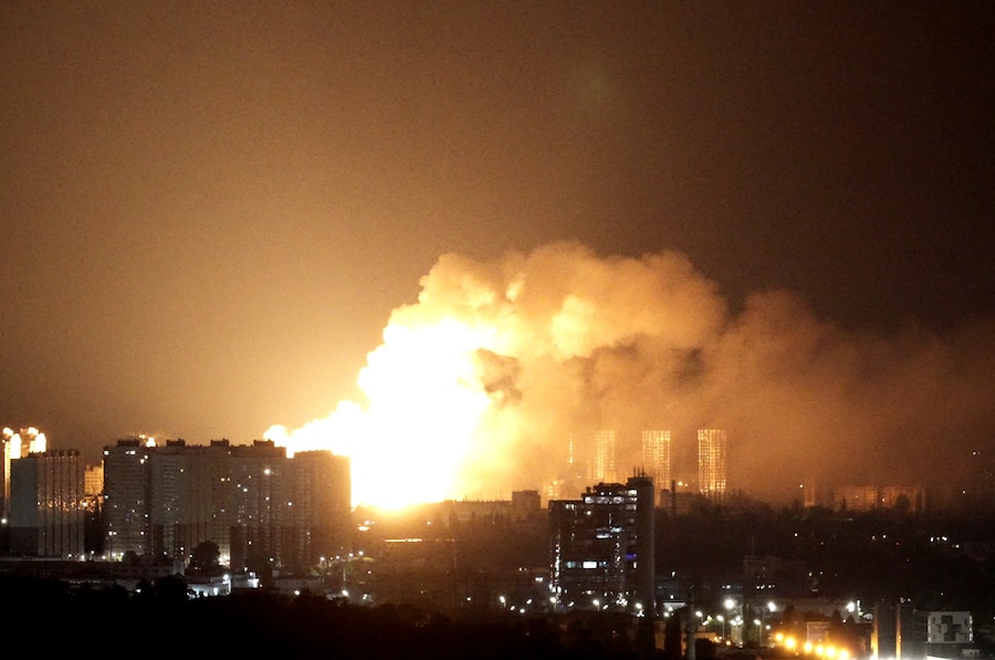 Un’esplosione illumina il cielo sopra la città durante un attacco missilistico e con droni russi, a Kiev, Ucraina (REUTERS)