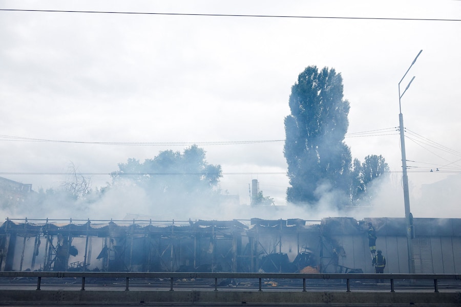 Vigili del fuoco al lavoro sul sito di un mercato colpito da attacchi missilistici e con droni russi a Kiev, Ucraina (REUTERS)