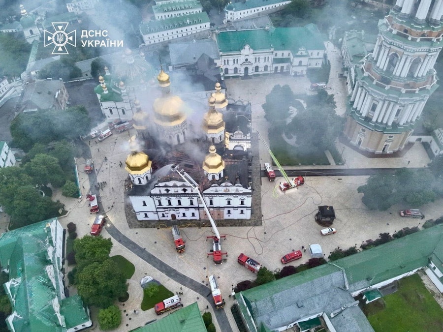 Una ripresa dal drone mostra i vigili del fuoco mentre cercano di spegnere un incendio nella Cattedrale dell'Assunzione della Lavra di Pechersk a Kiev, colpita durante gli attacchi russi con missili e droni nel contesto dell'offensiva russa contro l'Ucraina, a Kiev. (Servizio stampa del Servizio statale di emergenza dell’Ucraina/Foto fornita tramite REUTERS)
