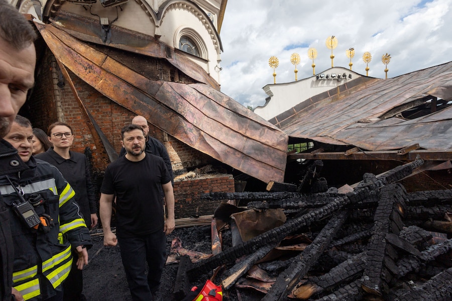 Il presidente ucraino Volodymyr Zelenskiy e il primo ministro ucraino Yulia Svyrydenko visitano la Cattedrale dell'Assunzione della Lavra di Pechersk a Kiev, colpita durante gli attacchi russi con missili e droni nel contesto dell'offensiva russa contro l'Ucraina, a Kiev. (Servizio stampa presidenziale ucraino/Foto fornita tramite REUTERS)