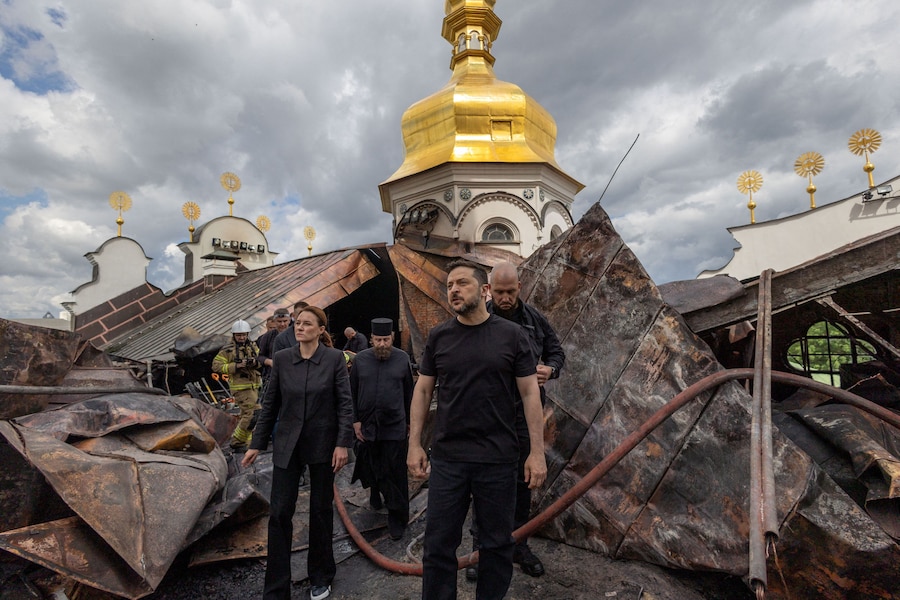 Il presidente ucraino Volodymyr Zelenskiy e il primo ministro ucraino Yulia Svyrydenko visitano la Cattedrale dell'Assunzione della Lavra di Pechersk a Kiev, colpita durante gli attacchi russi con missili e droni nel contesto dell'offensiva russa contro l'Ucraina, a Kiev. (Servizio stampa presidenziale ucraino/Foto fornita tramite REUTERS)